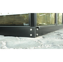 Detailopname van een kas met metalen frame en schroefverbindingen