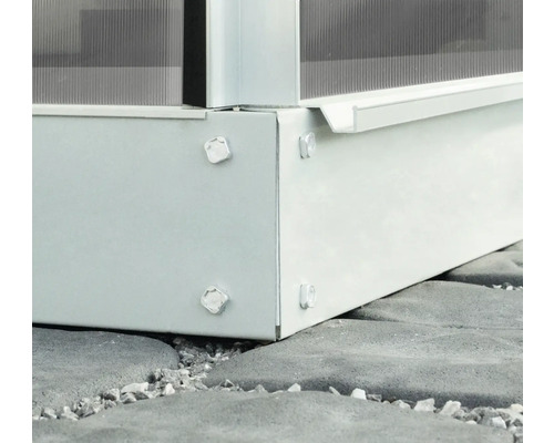 Detailweergave van een metalen kasfundering met schroeven op een stenen vloer