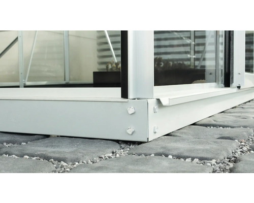 Detailopname van een metalen kasfundering op stenen bestrating