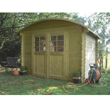 Houten tuinhuis met dubbele deur, slangenwagen, slang en tuinstoel op gazon