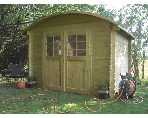 Houten tuinhuis met dubbele deur, slangenwagen, slang en tuinstoel op gazon