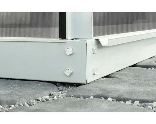 Detailopname van een metalen kasframe met polycarbonaat platen en schroeven