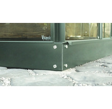 Detailopname van een kas met metalen frame en schroefverbindingen