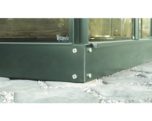 Detailopname van een kas met metalen frame en schroefverbindingen