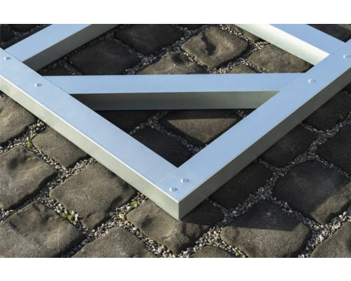 Detail van een aluminium frame op straatstenen