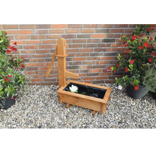 Decoratieve houten fontein met waterpomp en waterlelie in de tuin