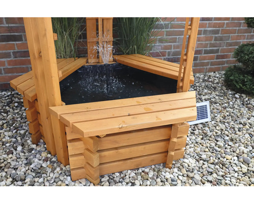 Houten fontein met zonnepaneel en waterspel voor de tuin