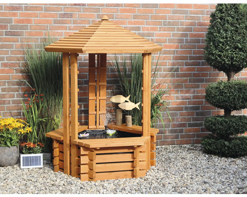 Houten fontein met dak, vijver, zonnepaneel en decoratie in de tuin