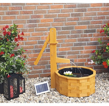 Houten tuinfontein met zonnepaneel en decoratieve waterpomp