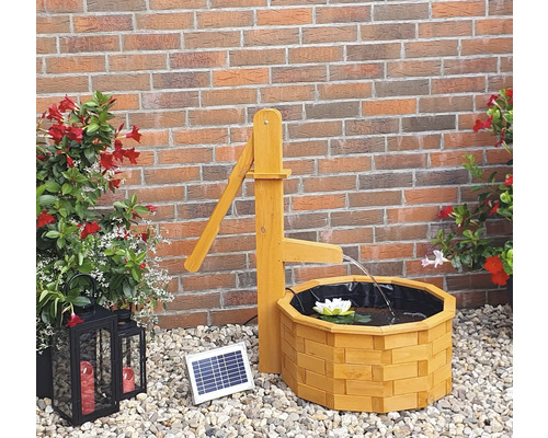 Houten tuinfontein met zonnepaneel en decoratieve waterpomp