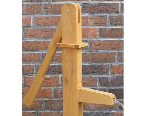 Houten handpomp voor de tuin