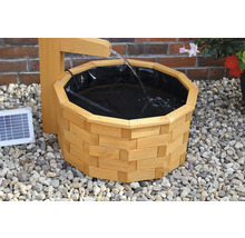 Houten fontein met zonnepaneel voor de tuin