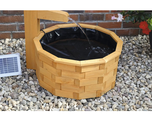 Houten fontein met zonnepaneel voor de tuin
