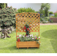 Houten plantenbak met trellis in de tuin