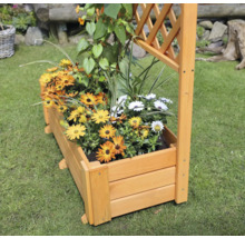 Houten plantenbak met klimrek en kleurrijke bloemen op een gazon