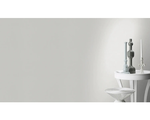 Decoratieve tafelopstelling met twee vazen en een kandelaar op een bijzettafel