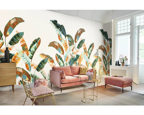 Woonkamer met fotobehang met bananenbladmotief, bank en meubels