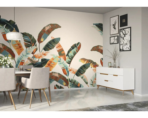 Eetkamer met eettafel, stoelen, dressoir en fotobehang met plantmotieven.