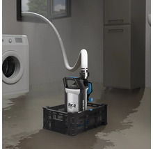 Kelderruimte met wasmachine, kast en een dompelpomp in een zwarte krat, die water wegpompt.