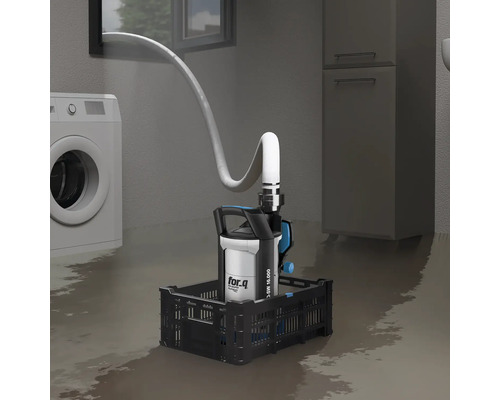 Kelderruimte met wasmachine, kast en een dompelpomp in een zwarte krat, die water wegpompt.