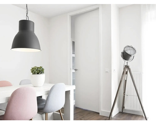 Eetkamer met eettafel, stoelen, hanglamp en vloerlamp