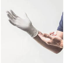 Een hand met een latex handschoen