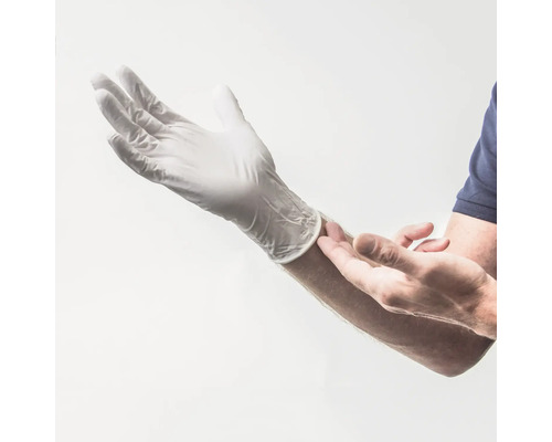 Een hand met een latex handschoen