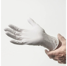 Een hand draagt een beschermende handschoen.