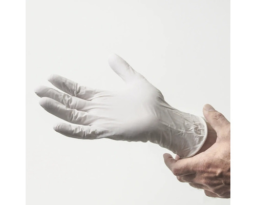 Een hand draagt een beschermende handschoen.