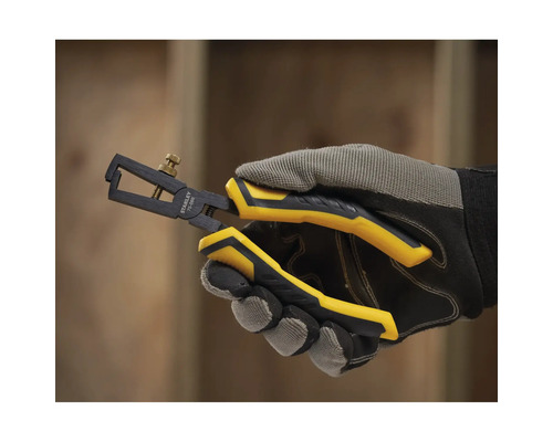 Een hand in een handschoen houdt een Stanley draadstripper vast.