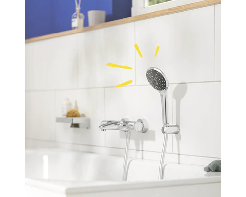 Foto van een badkamer met een bad, kraan en handdouche