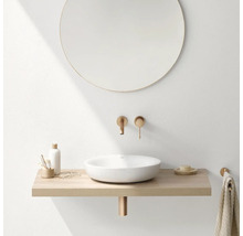 Moderne badkamer met ronde spiegel, opzetwastafel, houten plank en armaturen