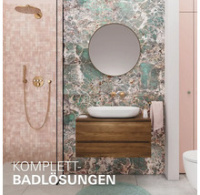 Lichte badkamer met douche, wastafel, spiegel en marmeren tegels