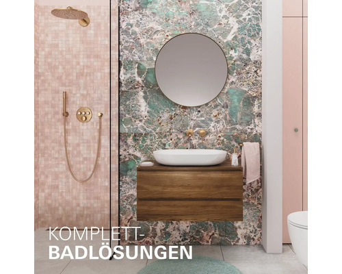 Lichte badkamer met douche, wastafel, spiegel en marmeren tegels