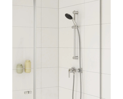 Badkamer met douchearmatuur en douchegeldispenser