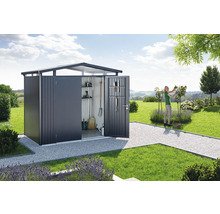 Tuinscène met tuinhuis, open deur en tuingereedschap