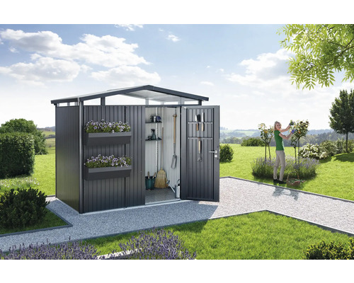 Open tuinhuis in de tuin met planken, bloembakken en tuingereedschap