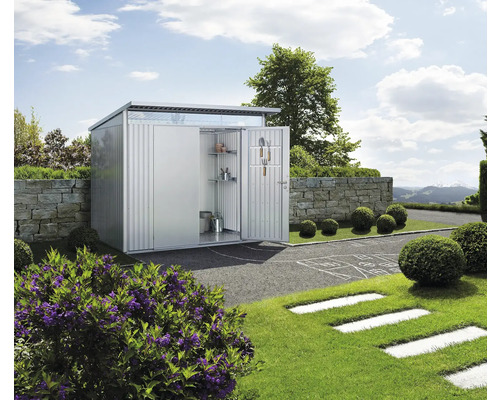 Metalen tuinhuis met open deuren in de tuin