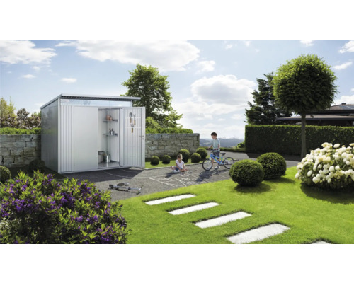 Tuinscene met metalen tuinhuis, spelende kinderen en gazon