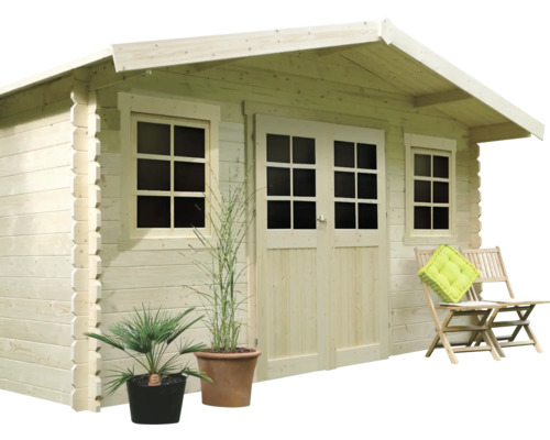 Houten tuinhuis met ramen en dubbele deur, gedecoreerd met planten en een zitgroep