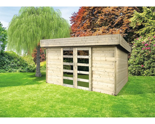 Houten tuinhuis met glazen deur op een gazon