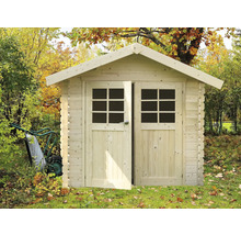 Houten tuinhuis met openstaande dubbele deur in een herfstachtige omgeving