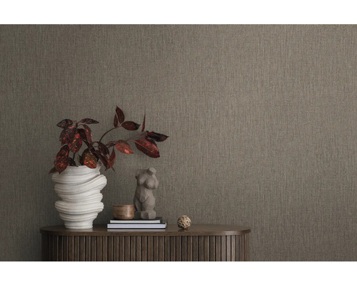 Close-up van een gestructureerd bruin behang in een woonkamer.