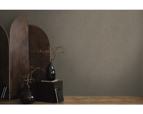 Scene met bruin textielbehang, kamerscherm en decoratie