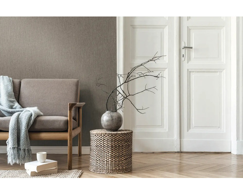 Woonkamer met bank, bijzettafel en decoratie voor een gezellige sfeer.