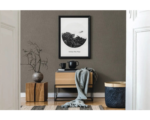 Interieur met commode, decoratie en ingelijste foto aan de muur