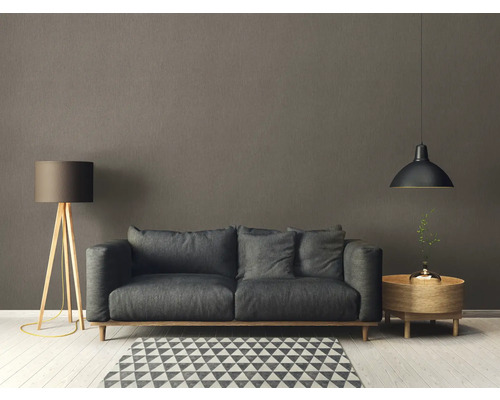 Woonkamer met bank, vloerlamp en hanglamp