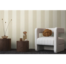 Decoratieve kamer met gestreept behang, fauteuil en houten krukken