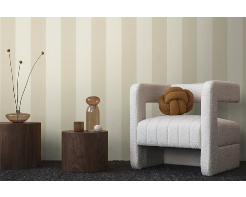 Decoratieve kamer met gestreept behang, fauteuil en houten krukken