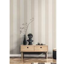 Decoratieve woonkamer met gestreept behang, houten dressoir, vaas, hoofdsculptuur en decoratie